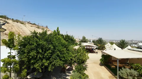 מדברתא מהאוויר — האוהלים, הסככות והמדרון