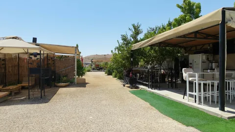 המטבח החיצוני המשותף והשביל שמוביל אליו