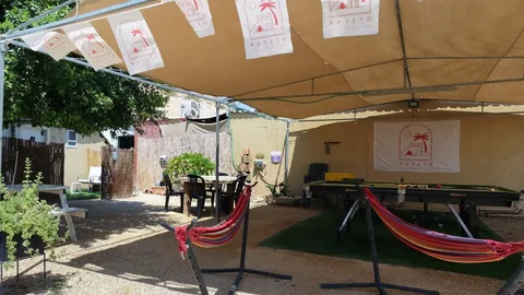 פינת האירוח המוצלת — ערסלים ושולחן ביליארד