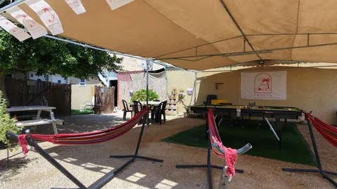 מרחב האירוח המקורה — ערסלים ושולחן ביליארד