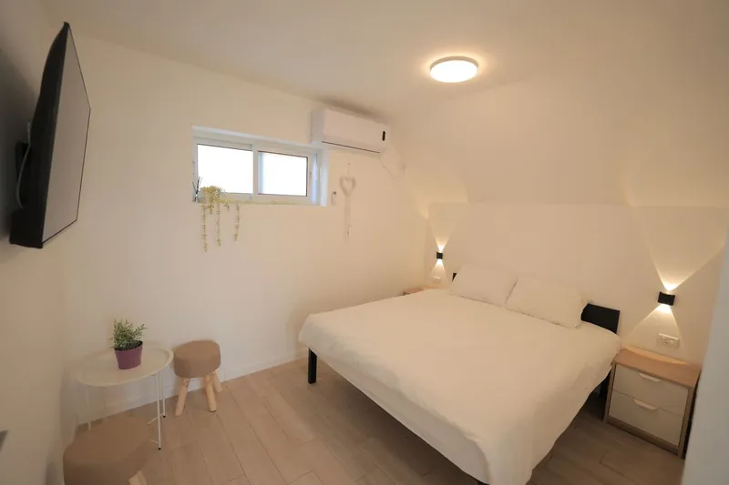 A white double room at Midbarta